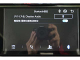 Bluetooth機能搭載。車とスマホやiPhoneをペアリングしておけばハンズフリー電話はもちろん、スマホやiPhone内の音楽を車のスピーカーで流すこともできますよ。