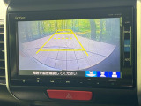 【バックカメラ】駐車時に後方がリアルタイム映像で確認できます。大型商業施設や立体駐車場での駐車時や、夜間のバック時に大活躍!運転スキルに関わらず、今や必須となった装備のひとつです!