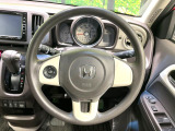 インテリアに合わせたデザインのステアリングは、運転される方のことも考え、運転しやすい形状、大きさです。是非一度、実際に触ってお確かめください。