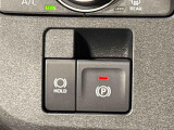 指先だけで簡単に操作が可能な電動パーキングブレーキを採用。「HOLD」スイッチを押すと、渋滞や信号待ちなどでブレーキペダルから足を離しても、ブレーキを保持するので安心です