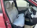 運転席まわりです。実際に座ってみて、乗り心地を体験してみてください。