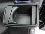 【カップホルダー】エアコン吹き出し口下部に設置されていますので使いやすさバッチリ!運転席から手の届くちょうどの位置です!