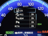 後方から接近する車両を検知して、衝突被害の軽減に寄与する安全機能リヤクロストラフィックオートブレーキ[パーキングサポートブレーキ(後方接近車両)]が装着されています。
