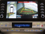車両を上から見たような映像を映し出すパノラミックビューモニター付きです。