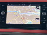 スマートフォン感覚で使いこなせるタッチディスプレイや、自然な対話で目的地を設定できる音声認識機能に対応したAVナビゲーションシステムです。ETC2.0と連動したリアルタイム交通情報も受信します。