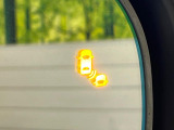 【ブラインドスポットインフォメーション】走行中、ドアミラーの死角になりやすい箇所に後続車が接近するとサイドミラー付近に警告を表示、ドライバーに注意喚起をしてくれます。