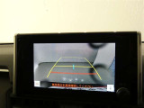 バックガイドモニター付き。車両後方の映像をナビ画面に表示し、駐車などの後退操作をサポートします。