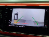 ギアをリバースに入れると車両後方の映像を映し出します。画面にはガイドラインが表示され、車庫入れや縦列駐車などの際に安全確認をサポートします。