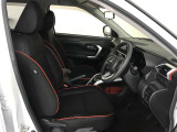 高いホールド性で運転姿勢が安定します。長距離ドライブでも疲れにくいのが魅力です。快適なドライビングライフをお送りください♪