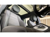 【インテリアデザイン】適度な緊張感とリラックス感が得られるデザインにより、長時間のドライブでも疲れにくく、乗員全員が高い快適性を得ながら移動空間を楽しむことができます。