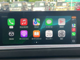お手元のスマートフォンと接続して頂く事で使用可能な「Apple CarPlay/Android Auto」電話の応答は勿論、メッセージの受信やLINE、音楽接続からナビアプリの使用まで幅広く活躍致します。