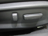 フロントシートには電動パワーシートを採用。ポジションを快適な位置に調整できます。