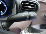 スイッチをオートに設定しておけば、車外の明るさに応じて自動的にヘッドランプを点灯・消灯します。夕暮れ時やトンネルの続く山道などを走行する時に便利なコンライトを装備しています。