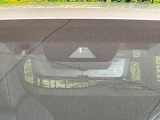 【トヨタセーフティセンス】走行中に前方の車両等を認識し、衝突しそうな時は警報とブレーキで衝突回避と被害軽減をアシスト。より安全にドライブをお楽しみいただけます。