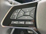 左側にオーデイオやナビのコントロールができるスイッチ、運転中は手を放さず手元で操作可能なんです!