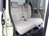 【後席シート】大人が乗ってもくつろげるゆとりの空間を実現!後席にも足元やヒザまわりに余裕のある開放的な空間が広がります。