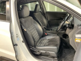 乗降がしやすい運転席。高さが調節できて小柄な方でも運転しやすいポジションをとることができます。
