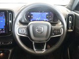 ステアリングはXC60などと同様の3本スポークですが、よりスポーティーなデザインとなっています ステアリングスイッチも充実しており、手を離すことなく機能を操作できます