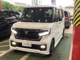 ハロゲンより明るく、より遠くまでさらなる安心感のあるLEDヘッドライトを採用。照射軸の上下方向を自動調整するオートレベリング機構、点灯忘れも防止できるオートライトコントロール機構付きです。