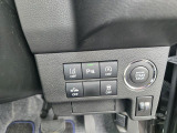 スタートスイッチなどは運転席の右側にあります。