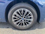 【BMWアロイホイル】軽量かつ強度に拘ったアロイホイル。走行性能ポテンシャルを引き出す設計。車の足元を引き締めてくれる大きなポイントはアロイホイルです。