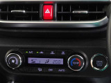車内を快適に、オートエアコンを装備しています。