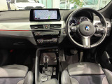 コックピットは、BMWらしくセンター・コンソールがドライバーに向けて傾けられた設計になっています。