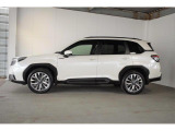 スバルの4WD(AWD)は直進安定性に優れ、日常走行から高速走行まで、さまざまなシーンで安心感に満ちた走りが愉しめます。それは悪路や泥道など左右のタイヤの路面状況が異なるシーンでも変わりません。