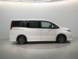 両側パワースライドドア付きだから、狭い駐車スペースなどでの 乗り降りラクラク!小さなお子さまのいるご家庭には嬉しい装備。