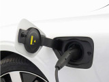 専用コードを接続するだけで簡単に充電が行えます。プラグインハイブリッドモデルT6 AWD PHEVは、走行中の充電のほか、自宅などに設置された充電機器からの充電が可能です。