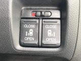 【両側パワースライドドア】スマートキーや運転席のスイッチで後席両側スライドドアの開閉が可能♪電動だから力を入れてドアを開ける必要が無く、小さなお子様でも簡単に開け閉めでき快適です♪