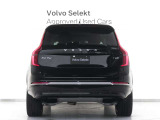 XC90は、使い方の幅を広げる7シーター仕様。洗練された佇まいの中に、高い実用性を秘めています。室内に足を踏み入れば、そこはまさに北欧のリビングルーム。落ち着きある明るい雰囲気をご堪能ください。
