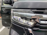 【LED・HIDヘッドライト】 ハロゲンヘッドライトに比べて大光量で、遠方視認性を向上させてくれる為、悪天候や夜間の運転をより安全にサポートしてくれます