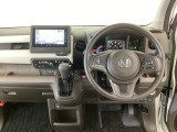 【ハンドル】運転にかかわる様々な操作を安全に行えるように視点移動が少なく操作性に配慮されたスイッチ類が凝縮されたコックピットです。