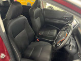 運転席の画像です。足元やシートまわりに余裕があり、リラックスした姿勢で運転が可能です。視界も良好で操作系へのアクセスもしやすく、快適で安心感のあるドライブをサポートします。