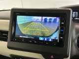 リバースギアに入れるだけで後方の表示へ切り替わります。夜間や雨の日の駐車も楽になりますよ。