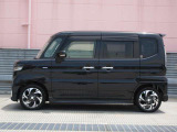 純正アルミで全体的にデザインがまとまっています。車も人も、オシャレはまずは足元からですね。