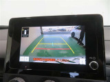 車両後方の映像を映すバックモニター。進路を確認しながら安全に車庫入れできます。