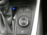 電動パーキングブレーキを搭載。スイッチ操作でパーキングブレーキを作動・解除することができるので操作の力が不要です。