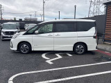 当店は照明・屋根付きスペースございますので雨天時も安心して現車確認が可能です。
