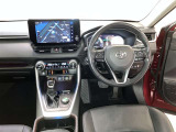 運転席は見やすく整理され、ナビも美しく装着され操作性にも優れています!
