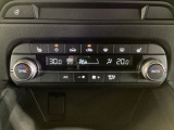 空調スイッチ類は最近流行のタッチパネル式ではなく、運転中でも直感的に操作できるダイヤル式を採用しております。