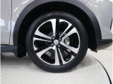 純正17インチアルミホイール(切削&ブラック塗装)装備。タイヤサイズ・195/60R17を装着。