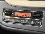 【オートエアコン】一度お好みの温度に設定すれば、車内の温度を検知し風量や温度を自動で調整。暑い&hellip;寒い&hellip;と何度もスイッチ操作をする必要はありません。快適な車内空間には必須の機能ですね♪