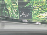 【ヘッドアップディスプレイ】現在の速度や走行情報をデジタル表示で運転席前方のガラスに投影!運転中、目線をずらさず必要な情報を確認できるのでとっても便利で安心!