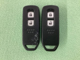 スマートキーを装備しています。鍵を差し込むことなくドアロックの開け閉めと、スタートボタン操作でのエンジンスタートができます。スペアキーも同じものを用意しております。