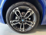 BMWの純正アロイホイールは軽量かつ強度にも優れているホイールで走行性能を引き上げる設計になっております。足元にもBMWは妥協がなくこだわっている個所になります。