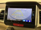 リバースギアに入れるだけで後方の表示へ切り替わります。夜間や雨の日の駐車も楽になりますよ。