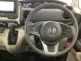 【ハンドル】運転にかかわる様々な操作を安全に行えるように視点移動が少なく操作性に配慮されたスイッチ類が凝縮されたコックピットです。