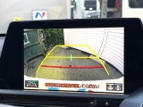 【バックカメラ】駐車時に後方がリアルタイム映像で確認できます。大型商業施設や立体駐車場での駐車時や、夜間のバック時に大活躍!運転スキルに関わらず、今や必須となった装備のひとつです!